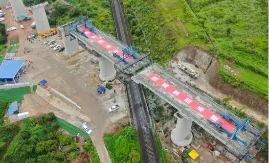 多個(gè)速度傳感器實(shí)時(shí)監(jiān)測轉(zhuǎn)體速度,兩條3000噸大橋?qū)崿F(xiàn)精準(zhǔn)對(duì)接 多個(gè)速度傳感器實(shí)時(shí)監(jiān)測轉(zhuǎn)體速度,兩條3000噸大橋?qū)崿F(xiàn)精準(zhǔn)對(duì)接