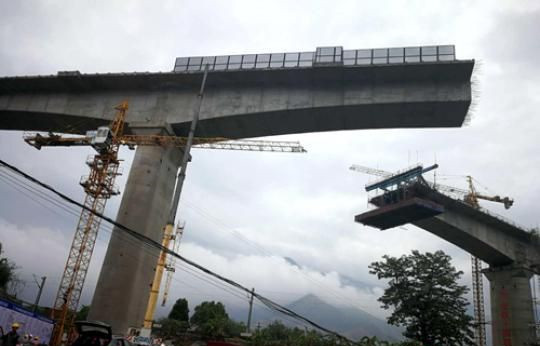 多個(gè)速度傳感器實(shí)時(shí)監(jiān)測轉(zhuǎn)體速度,兩條3000噸大橋?qū)崿F(xiàn)精準(zhǔn)對(duì)接 多個(gè)速度傳感器實(shí)時(shí)監(jiān)測轉(zhuǎn)體速度,兩條3000噸大橋?qū)崿F(xiàn)精準(zhǔn)對(duì)接