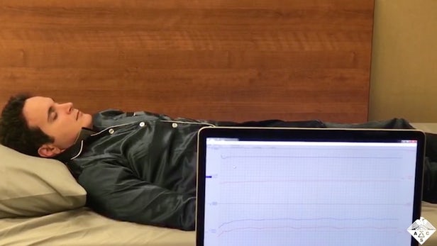 1555384213730032747.jpg 研究團(tuán)隊(duì)正監(jiān)測身穿這款睡衣的測試者的睡眠狀態(tài).jpg